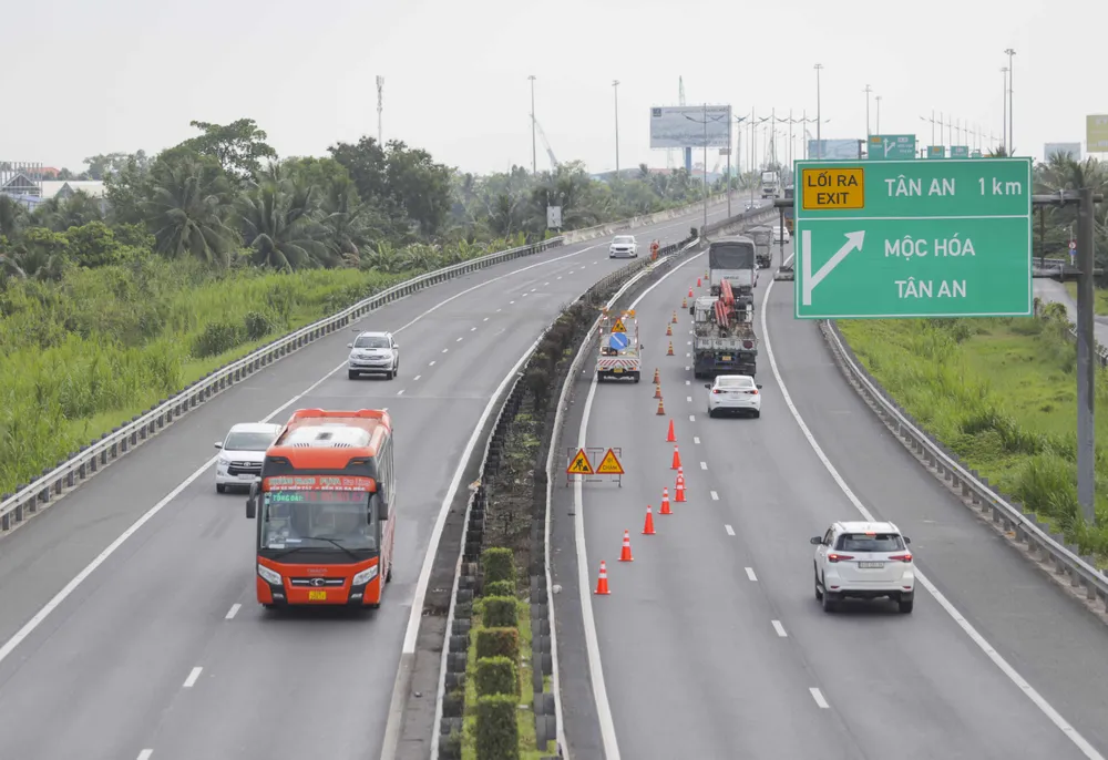 Lưu lượng phương tiện trên cao tốc TP.HCM - Trung Lương lớn, thường xuyên xảy ra ùn tắc và tai nạn giao thông. Ảnh: HUỲNH DU IMG_7308.JPG