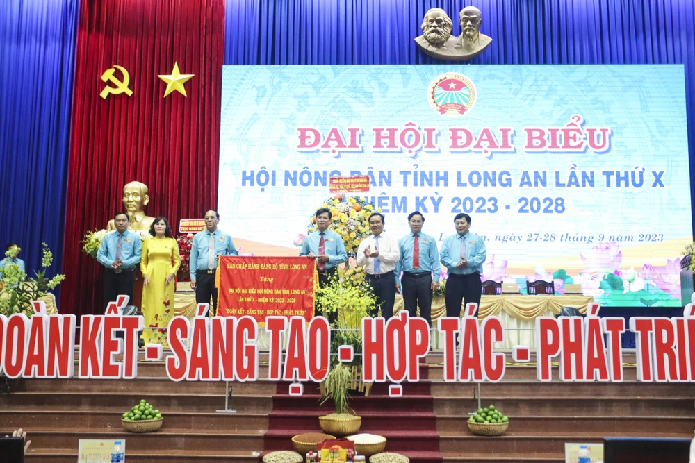 Bí thư Tỉnh ủy, Chủ tịch HĐND tỉnh - Nguyễn Văn Được tặng bức trướng chúc mừng Đại hội IMG_3195.JPG
