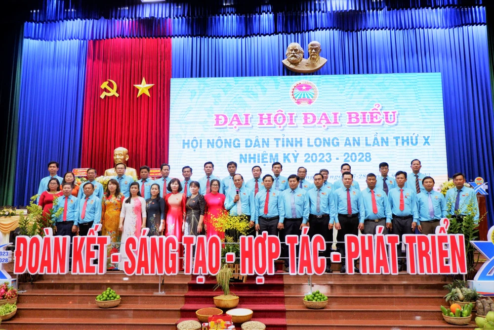 Ban Chấp hành Hội Nông dân tỉnh Long An lần X, nhiệm kỳ 2023-2028 ra mắt Đại hội. Ảnh:HD z4735080991259_0a86bda011403a81905e5ca9fbef36f4.jpg