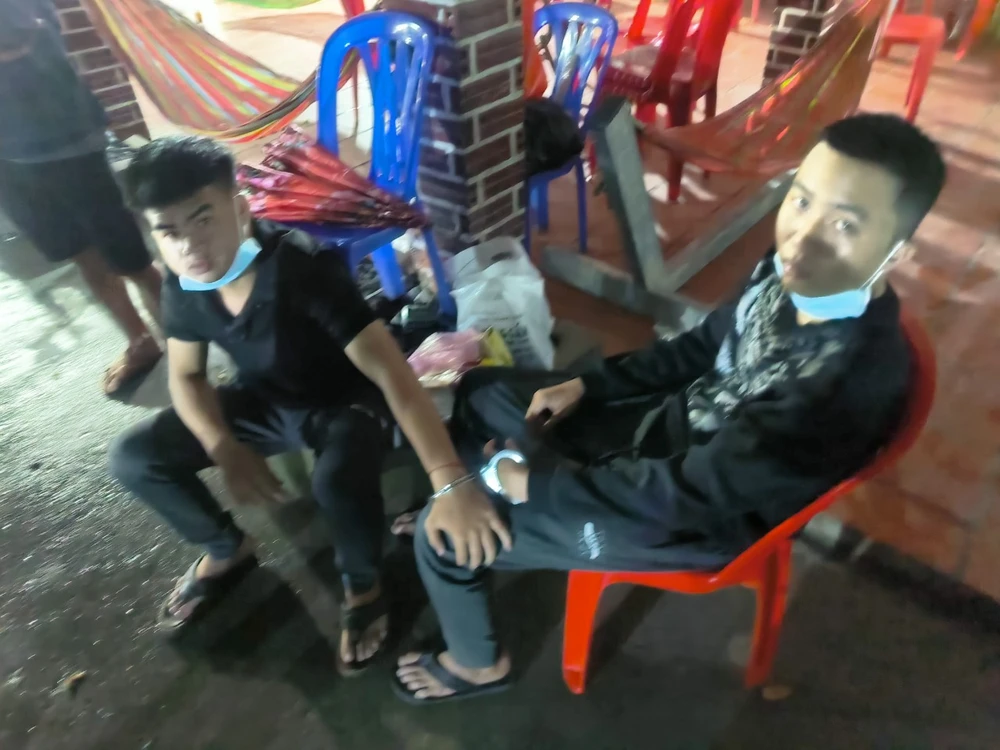 Hai nghi can Trường và Tuấn liên quan đến vụ án giết người ở TP.HCM bị bắt giữ. Ảnh: BP Bắt hai nghi can liên quan vụ án giết người ở TP.HCM, trốn sang Campuchia