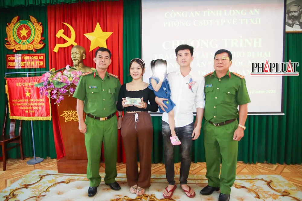 Công an trao lại tiền cho gia đình bé gái 3 tuổi bị bắt cóc 3.jpg