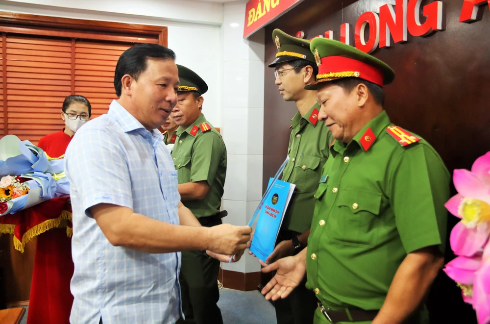 Long An Khen thưởng lực lượng công an bắt giữ nghi can bắt cóc bé gái 3 tuổi (1).JPG