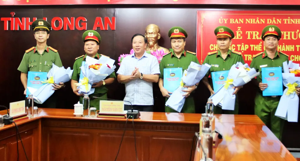 Long An Khen thưởng lực lượng công an bắt giữ nghi can bắt cóc bé gái 3 tuổi (4).JPG