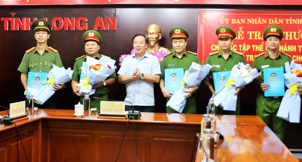 Long An Khen thưởng lực lượng công an bắt giữ nghi can bắt cóc bé gái 3 tuổi (4).JPG