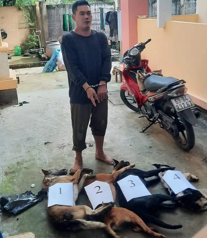 Lê Hữu Phúc cùng tang vật 4 con chó. Ảnh: CA Trộm chó.jpg