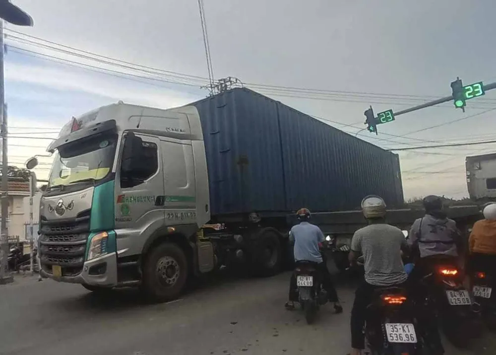 Vụ tai nạn khiến giao thông qua khu vực bị ùn ứ kéo dài. Ảnh: CTV phụ nữ bán thịt bò bị xe contaner cán.JPG