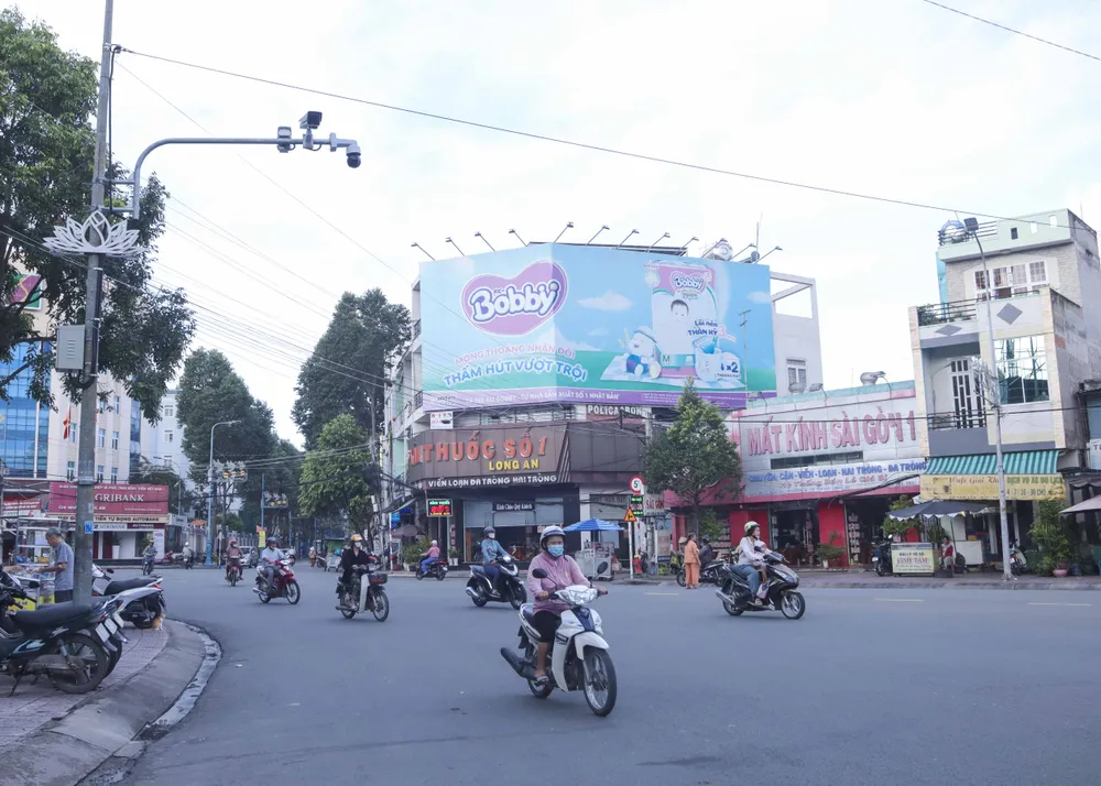 121 camera được lắp đặt tại 22 vị trí giao thông trên các tuyến đường của TP Tân An. Ảnh: HUỲNH DU camera giao thông phạt nguội