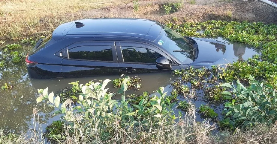 xe mất lái lao xuống kênh.jpg