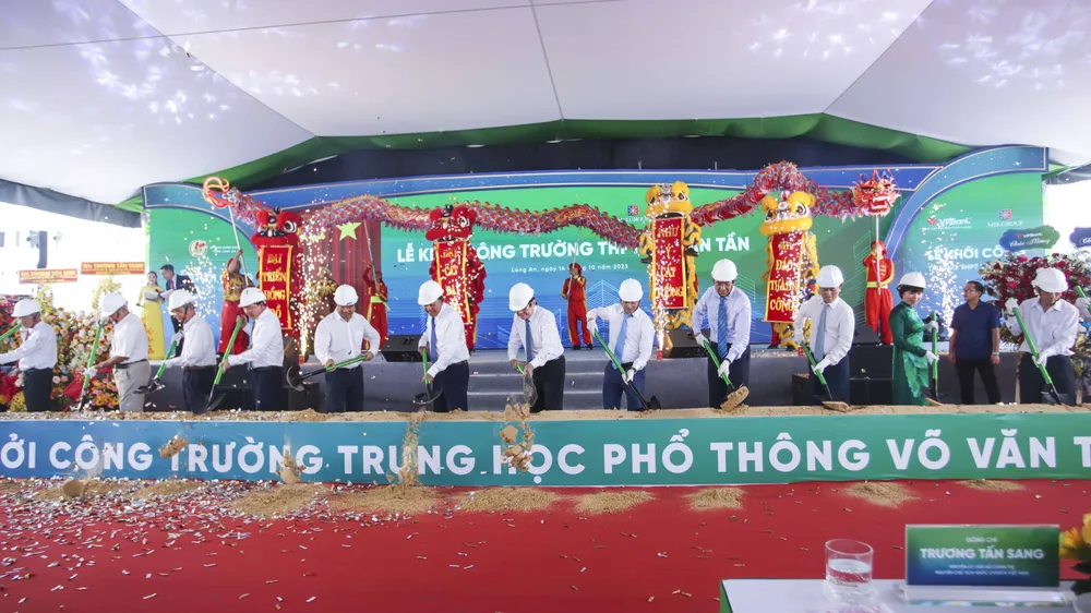 Đại biểu thực hiện nghi thức động thổ khởi công xây dựng Trường THPT Võ Văn Tần. Ảnh:HD Khởi công trường THPT Võ Văn Tần (2).JPG