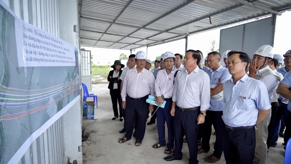 Ông Nguyễn Văn Út yêu cầu chủ đầu tư, địa phương phối hợp tháo gỡ khó khăn triển khai dự án đạt kế hoạch. Ảnh: VH Chủ tịch UBND Long An kiểm tra Vành đai 3 (1).jpg