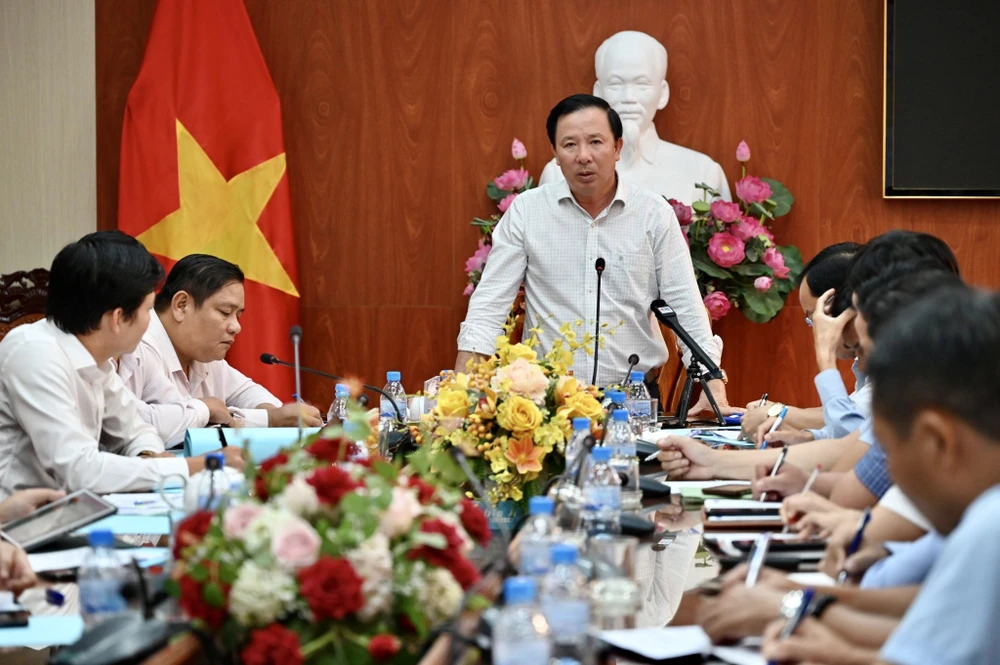 Chủ tịch UBND tỉnh Long An, Nguyễn Văn Út phát biểu chỉ đạo tại buổi làm việc. Ảnh:VH Chủ tịch UBND Long An kiểm tra Vành đai 3 (5).jpg