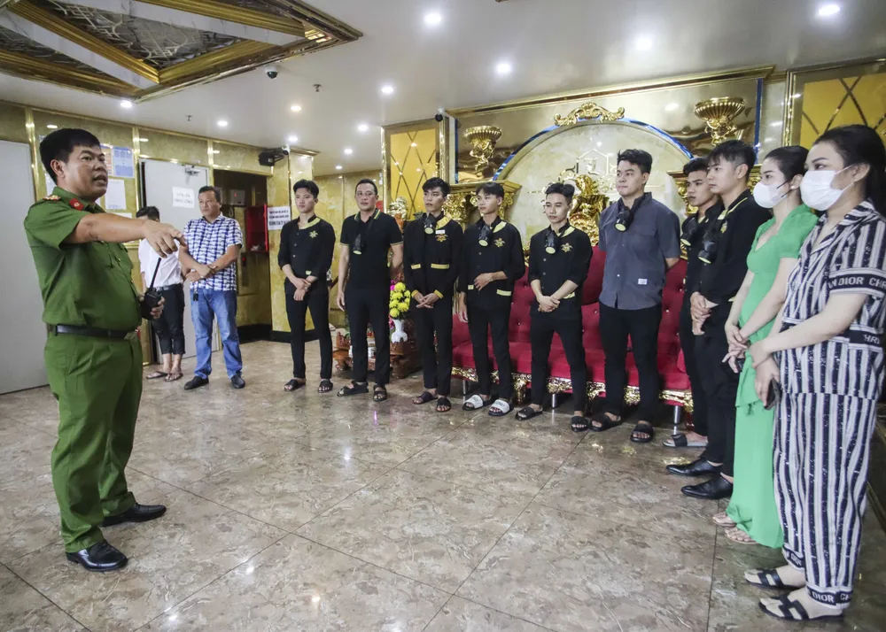 Trung tá Nguyễn Duy Sơn chỉ ra những tình huống còn sai sót và hướng dẫn thêm để mọi người biết cách PCCC và thoát nạn. Ảnh: HUỲNH DU PCCC (5).JPG