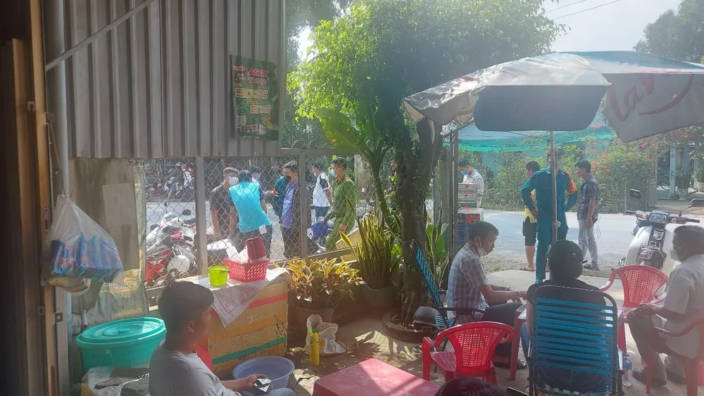 Lực lượng chức năng khám nghiệm hiện trường, điều tra làm rõ nguyên nhân. Ảnh: CA tử vong tại phòng trọ (3).jpg