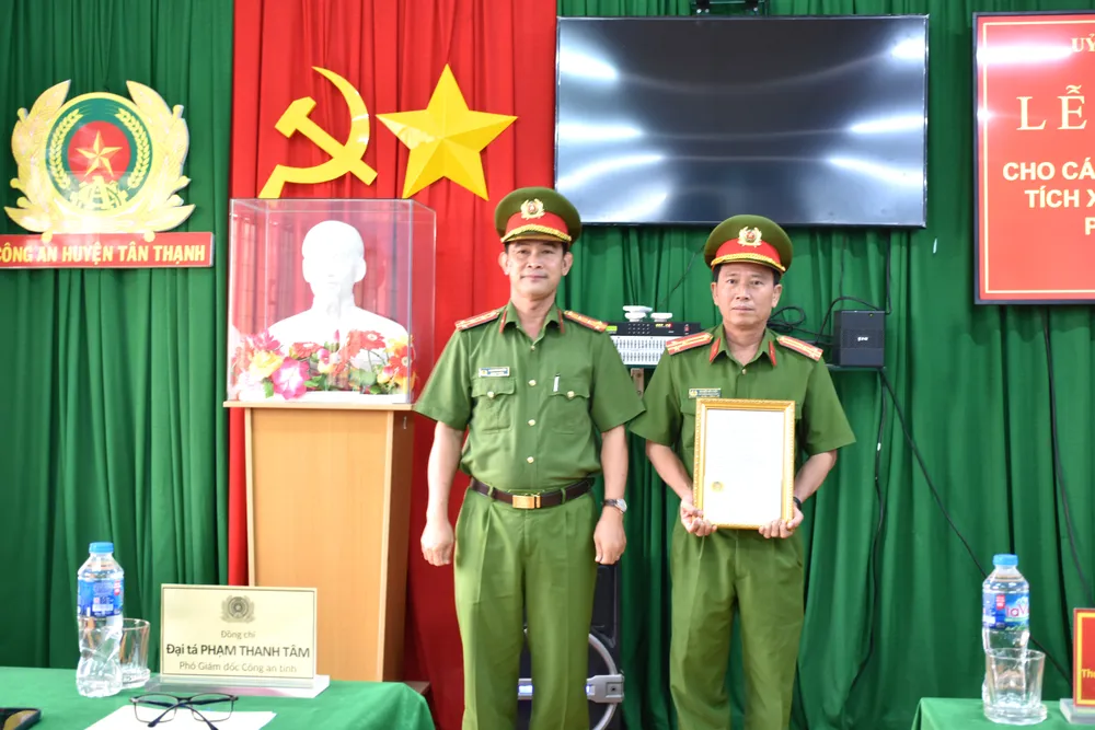 Phó Giám đốc Công an tỉnh Long An, Phạm Thanh Tâm trao tặng bằng khen cho tập thể Công an huyện Tân Thạnh. Ảnh: CHÍ TÂM Công an Long An trao thưởng đột xuất thành tích chống buôn lậu, ma túy