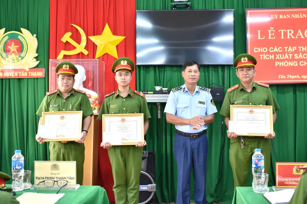 Các cá nhân được trao thưởng tại buổi lễ. Ảnh: CHÍ TÂM 25 - 10 - 2023 CONG AN LONG AN TRAO THUONG DOT XUAT THANH TICH CHONG BUON LAU VA TRONG CONG TAC DAU-ANH-3.JPG
