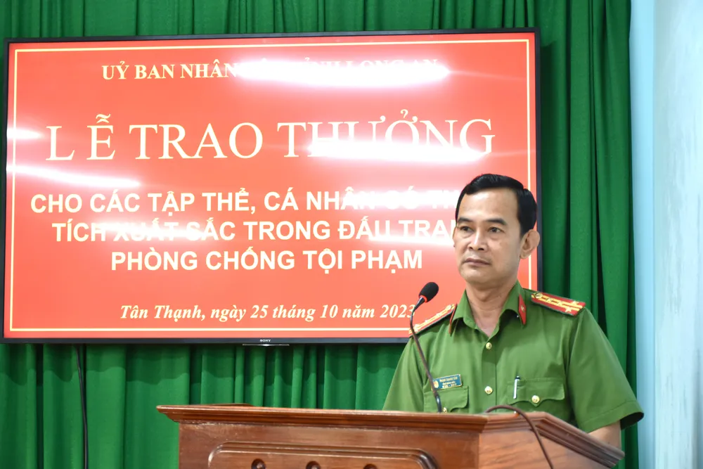 Đại tá Phạm Thanh Tâm, Phó giám đốc Công an tỉnh Long An phát biểu tại buổi lễ trao thưởng. Ảnh: CHÍ TÂM 25 - 10 - 2023 CONG AN LONG AN TRAO THUONG DOT XUAT THANH TICH CHONG BUON LAU VA TRONG CONG TAC DAU-ANH-4 (1).JPG