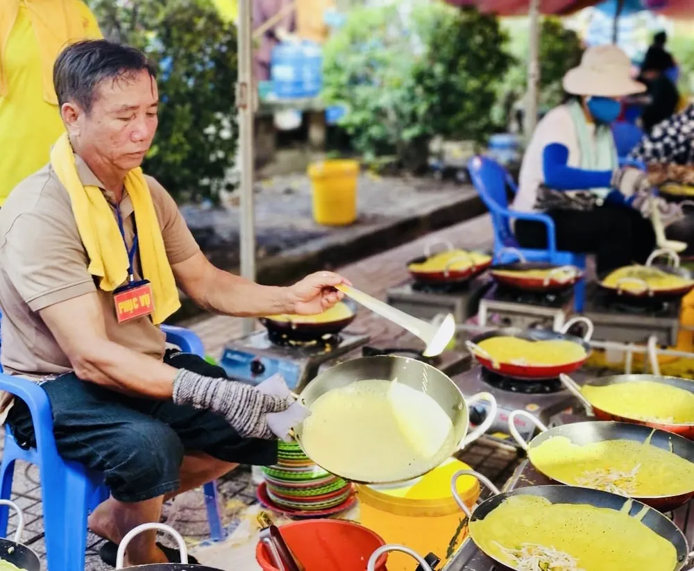 Năm nay có khoảng 20 gian hàng phục vụ thức ăn chay và nước uống miễn phí tại Lễ kỷ niệm 155 năm ngày hy sinh của anh hùng Nguyễn Trung Trực Nguyễn Trung Trực (14).jpg