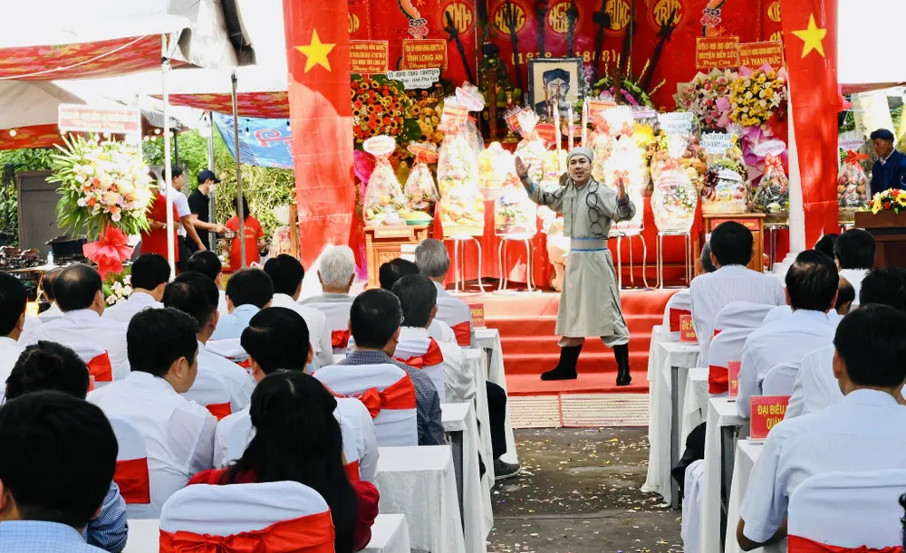 Hoạt cảnh văn nghệ tái hiện lại sự tài giỏi võ nghệ và lòng yêu nước của Anh hùng dân tộc Nguyễn Trung Trực. Ảnh:HD Nguyễn Trung Trực (20).jpg