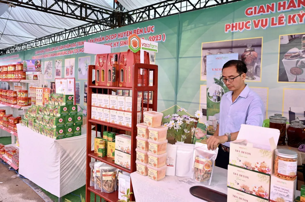 Các sản phẩm oCop của tỉnh Long An được trưng bày tại hai khu di tích. Ảnh: HD Nguyễn Trung Trực (38).jpg