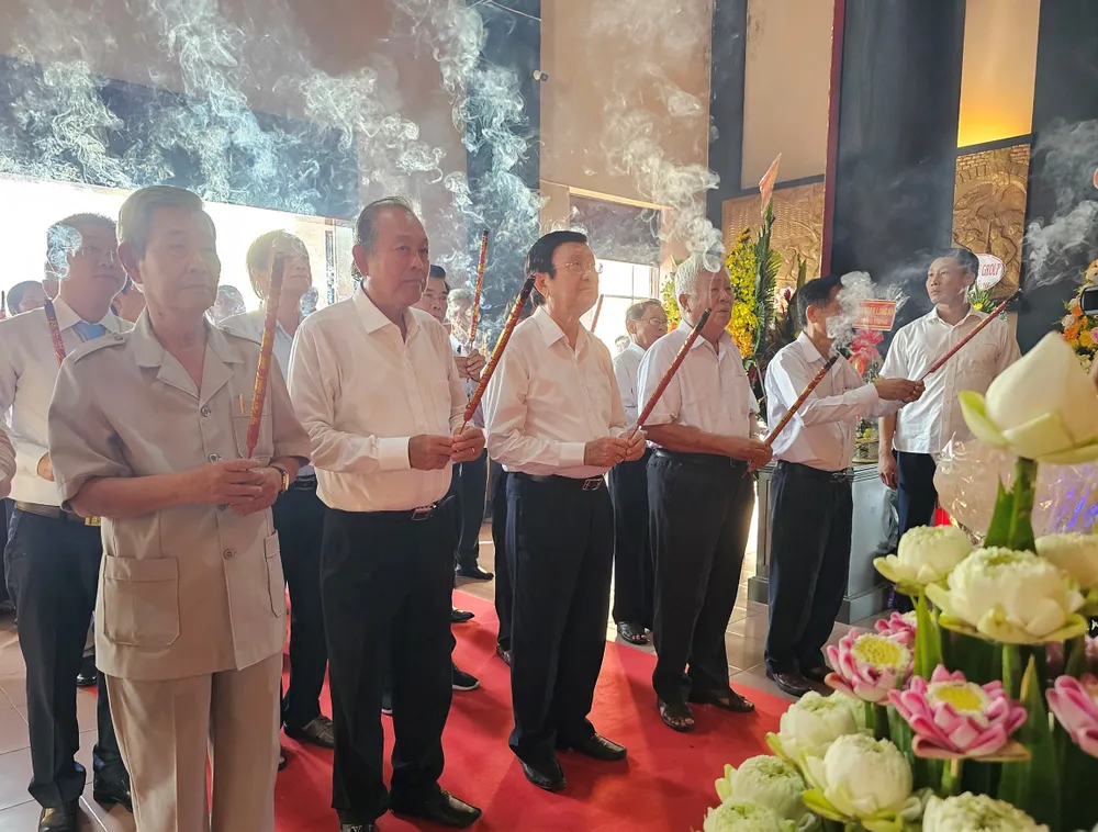Nguyên Ủy viên Bộ Chính trị, nguyên Chủ tịch nước Trương Tấn Sang; nguyên Ủy viên Bộ Chính trị, nguyên Phó Thủ tướng Thường trực Chính phủ Trương Hòa Bình cùng các đại biểu dâng hương tưởng niệm Anh hùng dân tộc Nguyễn Trung Trực. Ảnh: HD Nguyễn Trung Trực 51.jpg