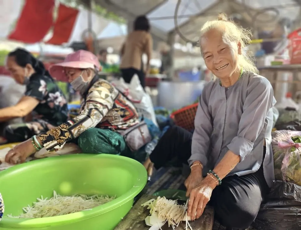 Bà Trần Thị Kía (78 tuổi) từ An Giang theo đoàn phục vụ thức ăn chay miễn phí tại Khu di tích lịch sử Vàm Nhựt Tảo tại lễ kỷ niệm Anh hùng dân tộc Nguyễn Trung Trực. Ảnh:HD Nguyễn Trung Trực (9).jpg