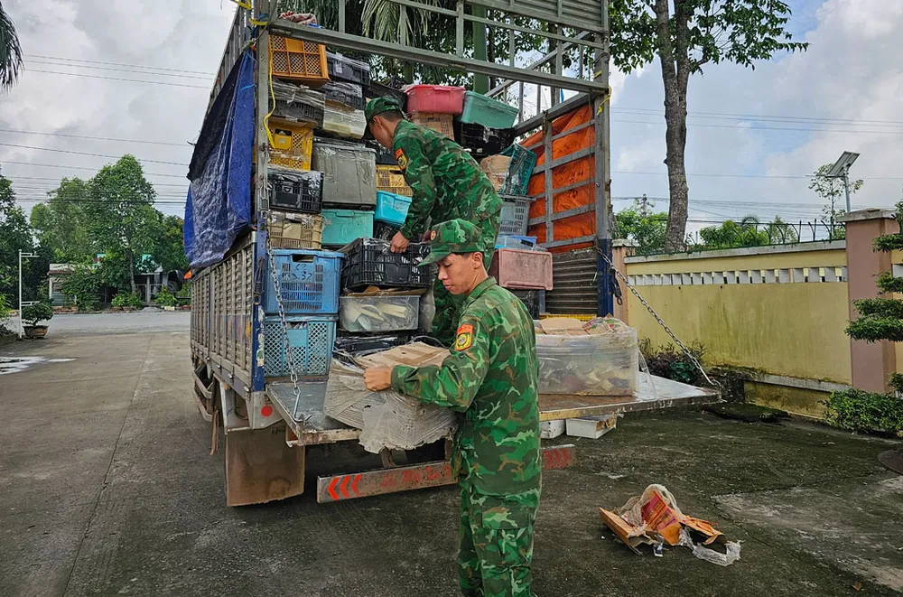 Lực lượng Biên phòng tiến hành thống kê tang vật. Ảnh: BP 1(3).jpg