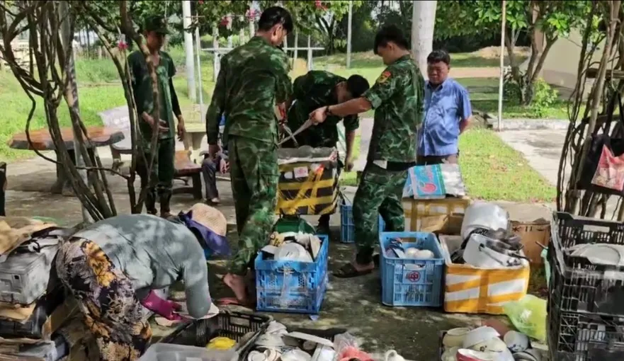 Lực lượng Biên phòng phát hiện khoảng 5 tấn hàng hóa qua sử dụng không rõ nguồn gốc. Ảnh: BP Screenshot_20231028_085707_Zalo.jpg