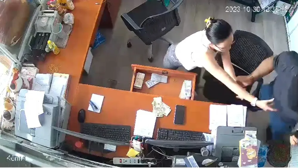 Hiện trường camera ghi lại một người nước ngoài giật tiền bỏ chạy. Ảnh cắt từ clip Người nước ngoài lừa đổi tiền.jpg