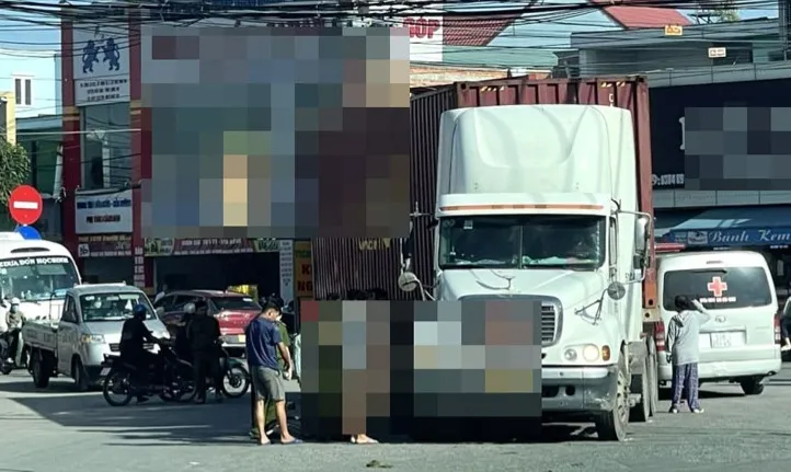 Hiện trường vụ tai nạn. Ảnh: CTV vVa chạm với xe container, một phụ nữ đi xe đạp tử vong
