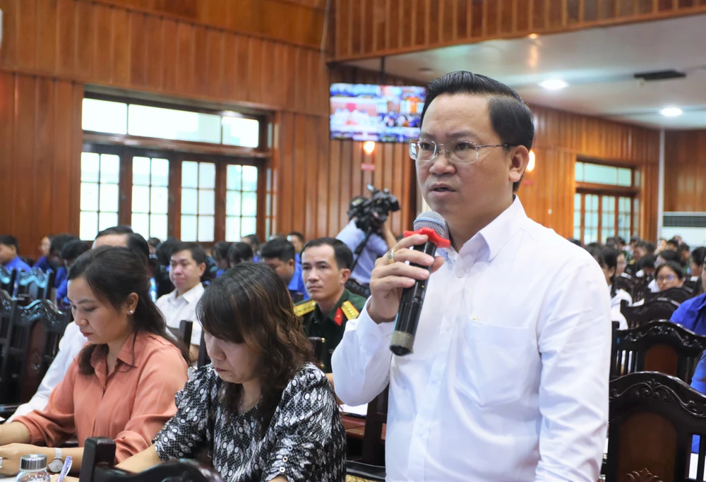 Ông Nguyễn Hồng Phúc - Phó Giám đốc Sở Giáo dục và Đào tạo Long An trả lời câu hỏi của bạn Dương. Ảnh:HD Long An thanh niên đối thoại (1).JPG