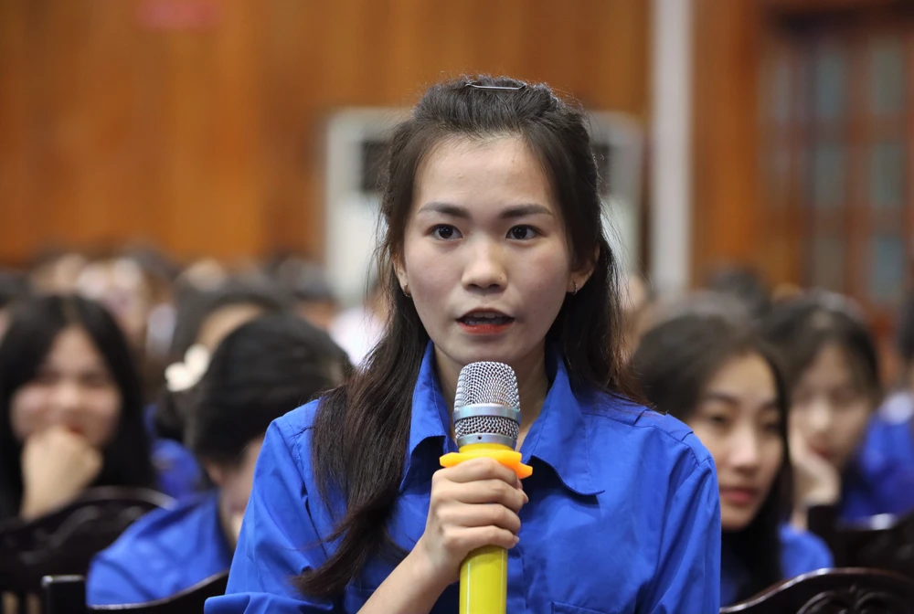 Hà Thị Thùy Dương, sinh viên trường CĐ sư phạm Long An đặt câu hỏi tại buổi đối thoại. Ảnh:HD Long An thanh niên đối thoại (5).JPG