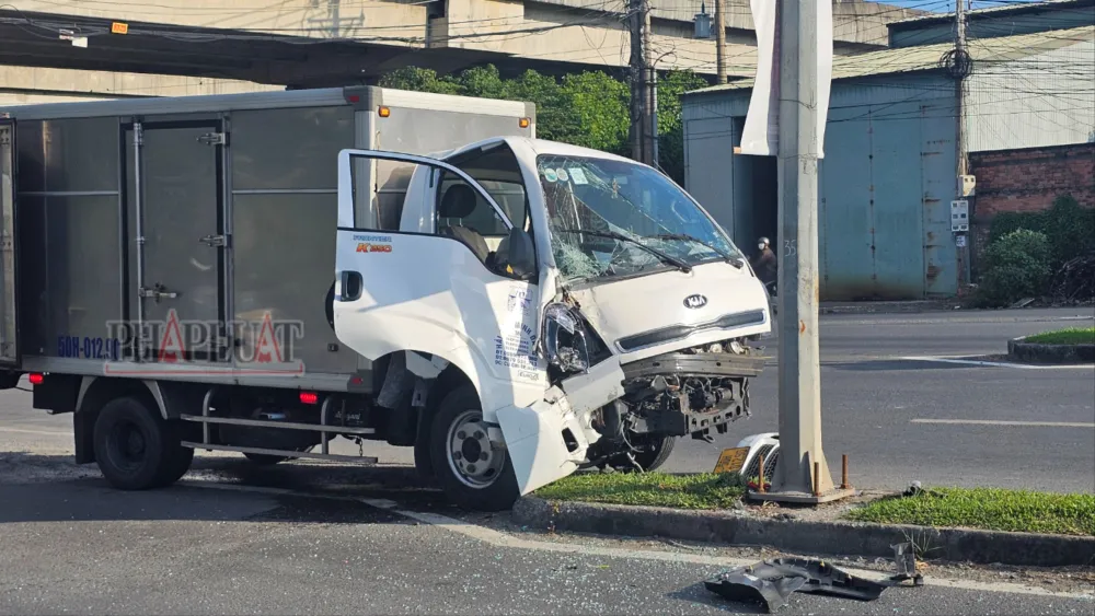 Ô tô tải mất lái.jpg