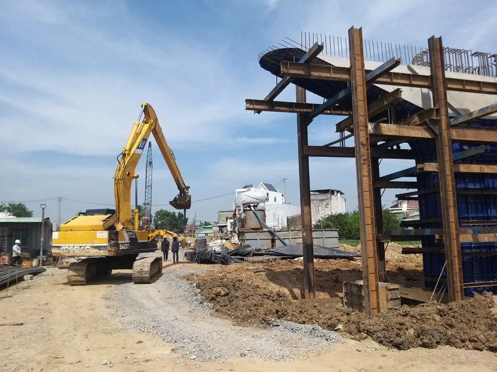 Các phương tiện, thiết bị được huy động để đẩy nhanh tiến độ thi công. Ảnh: CTV Vành đai 3 TP.HCM (7).jpg