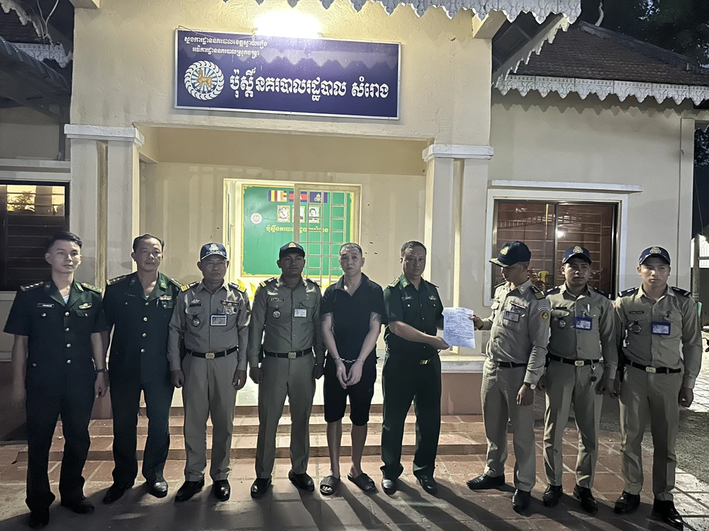 Đồn Biên phòng cửa khẩu Mỹ Quý Tây tiếp nhận Hà Hỗ Tin từ Đồn Công an hành chính Sôm Rông, Campuchia. Ảnh: BP trốn truy nã ở Campuchia (1).jpg