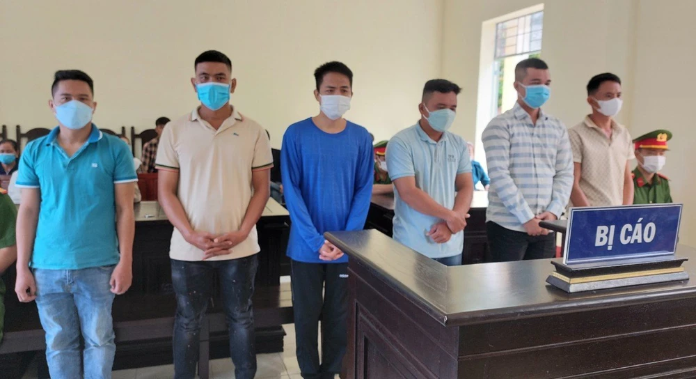 Các bị cáo tham gia chém người tại quán karaoke được đưa ra xét xử. Ảnh: CTV Chém người tại quán karaoke.jpg
