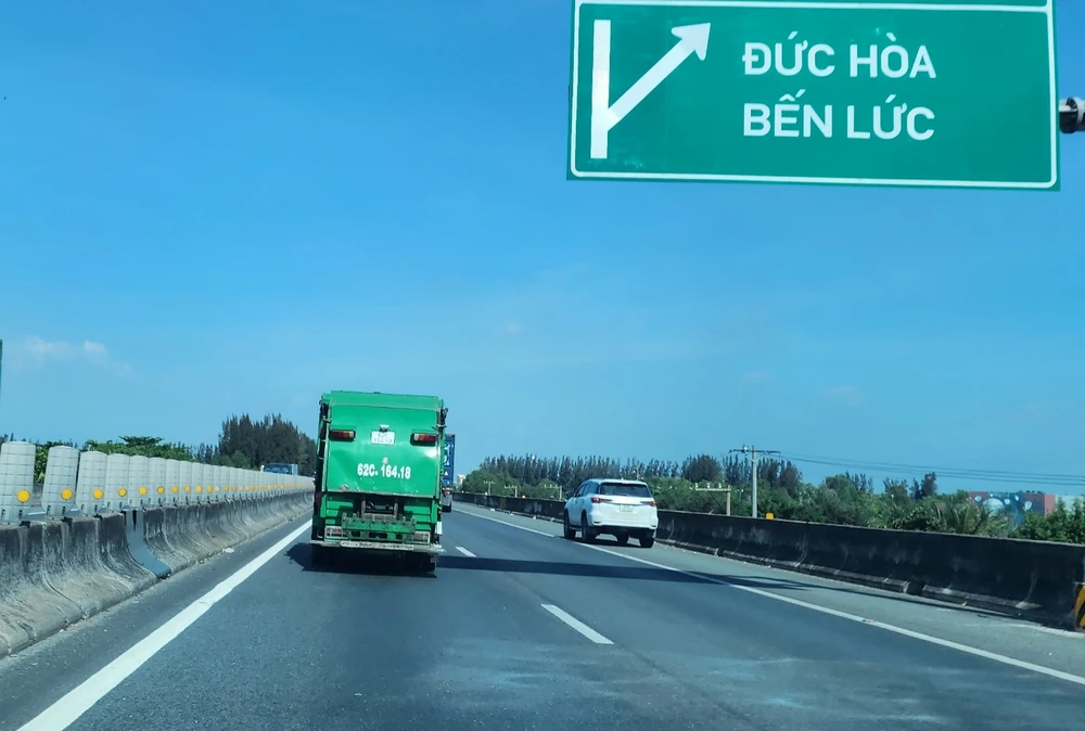 lấn làn đường khẩn cấp (3).jpg