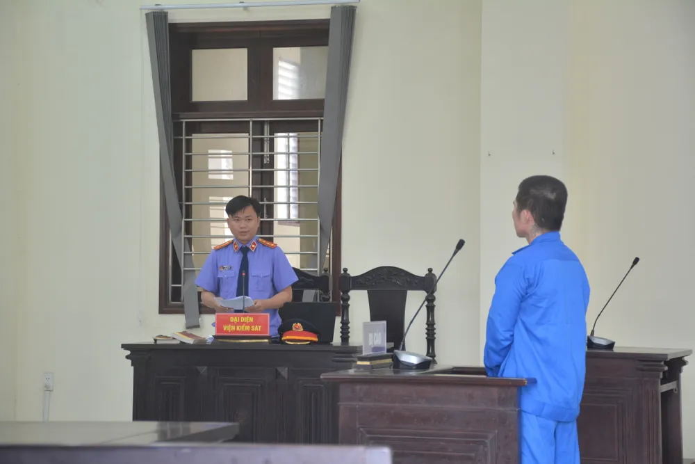 Đại diện Viện kiểm sát công bố cáo trạng của Trần Thanh Dũng. Ảnh:HD Mâu thuẫn nhỏ (3).JPG