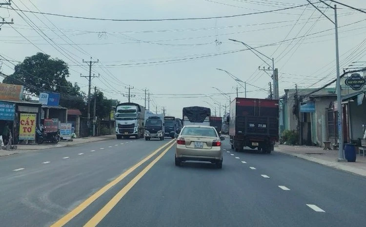 Lưu lượng phương tiện di chuyển trên đường tỉnh 824 rất đông. Ảnh:HD xe lấn làn, vượt ẩu 1.jpeg.jpg