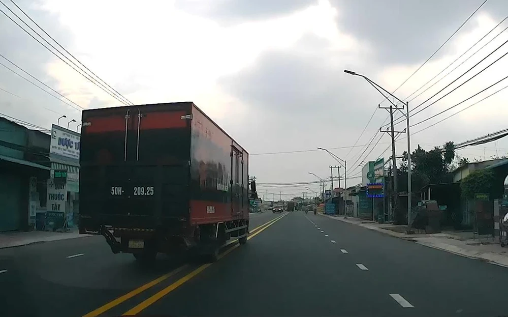 Chiếc xe tải 50H-209.25 chạy vượt quá tốc độ cho phép, lấn làn, vượt ẩu trên đường ĐT 824. Ảnh:HD xe lấn làn, vượt ẩu.jpeg
