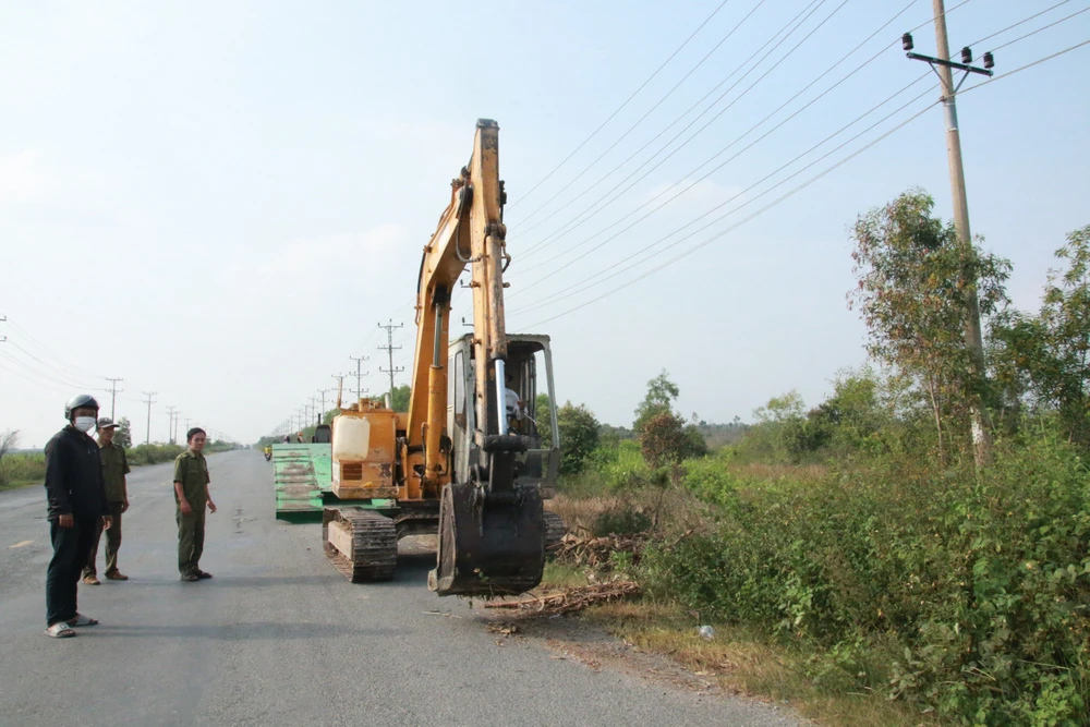Lực lượng chức năng huyện Đức Hòa tổ chức thu gom rác thải dọc 2 bên Đường tỉnh 823B và quyết xóa sổ con hai con đường rác xung quanh các khu công nghiệp. Ảnh: CACC con đường rác (5).jpg