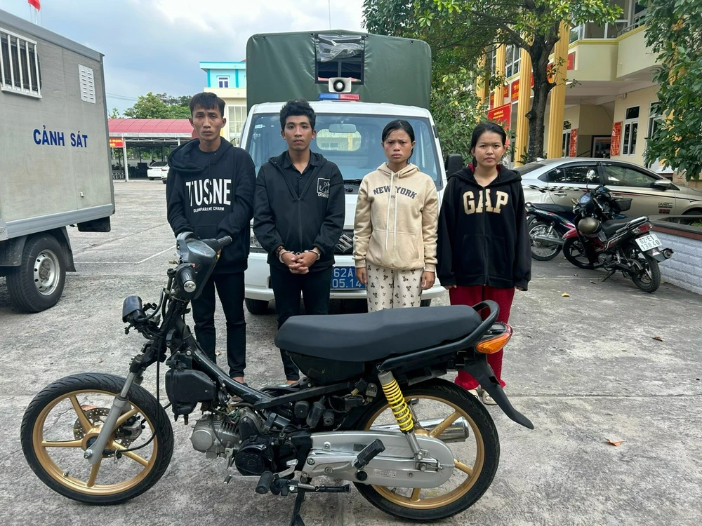 Hai cặp vợ chồng.jpg