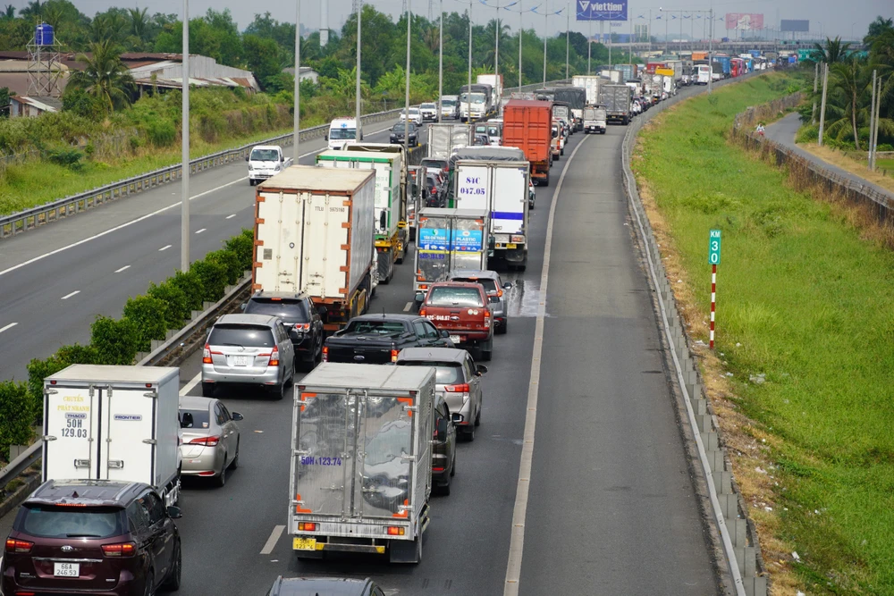 5 ô tô va chạm liên hoàn khiến cao tốc TP.HCM - Trung Lương ùn tắc trên 3km