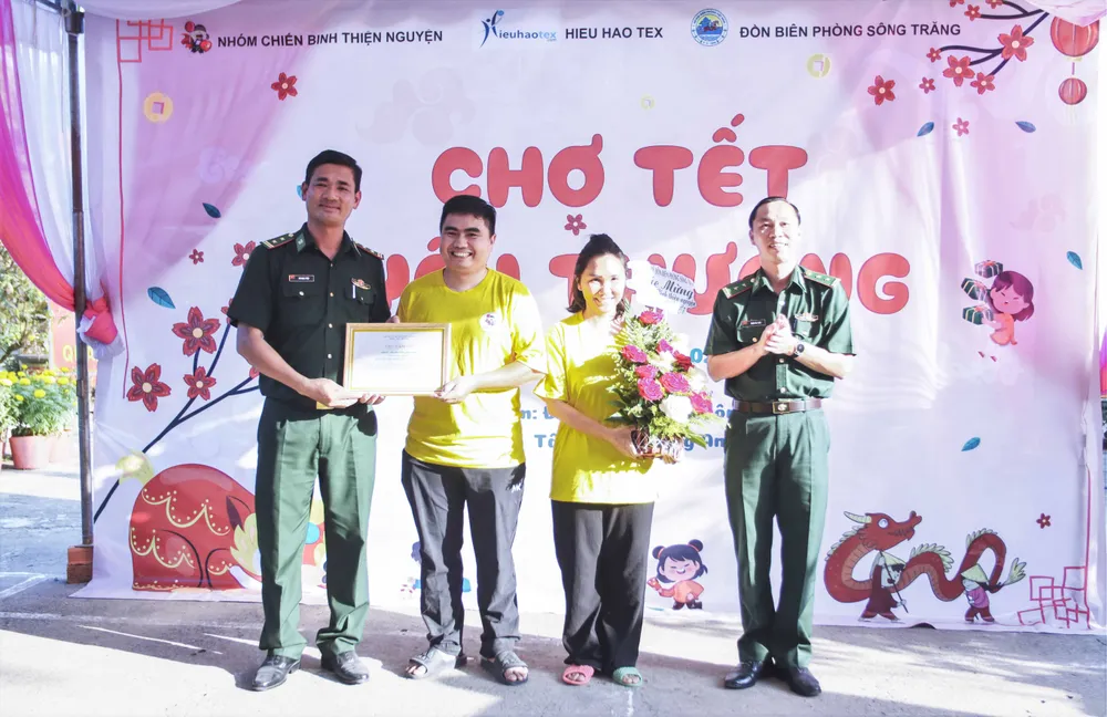 Chợ tết yêu thương.JPG