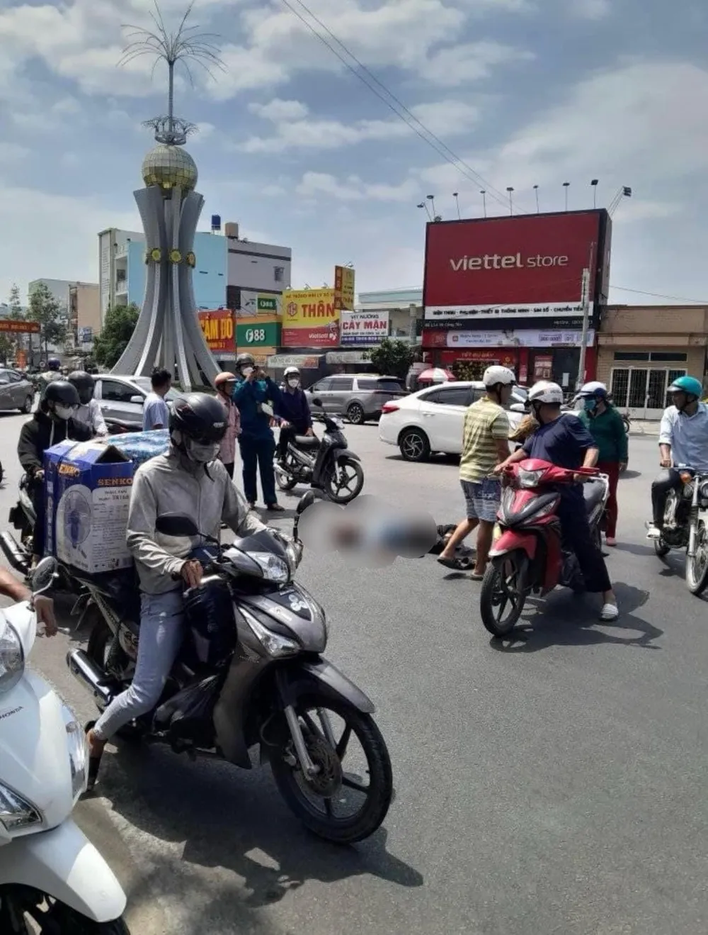 người đàn ông đi xe đạp.jpg