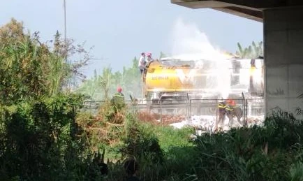 Lực lượng Cảnh sát PCCC&CNCH tiếp cận, dập tắt đám cháy. Ảnh: CTV xe bồn chở nhiên liệu.jpeg