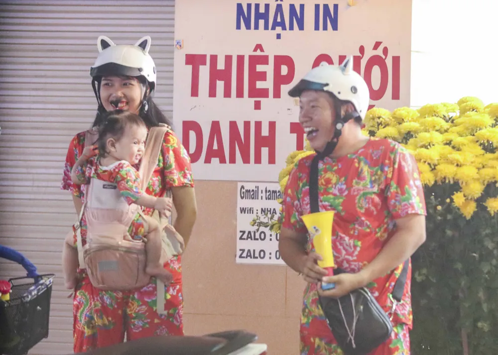 Một gia đình với đồ cặp tham gia lễ hội trên đường. Lễ Hội Làm Chay_1.JPG