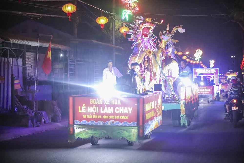 Dẫn đầu đoàn xe hoa là xe chở linh vật rồng - biểu tượng của Lễ hội làm chay năm nay. Lễ Hội Làm Chay_2.JPG