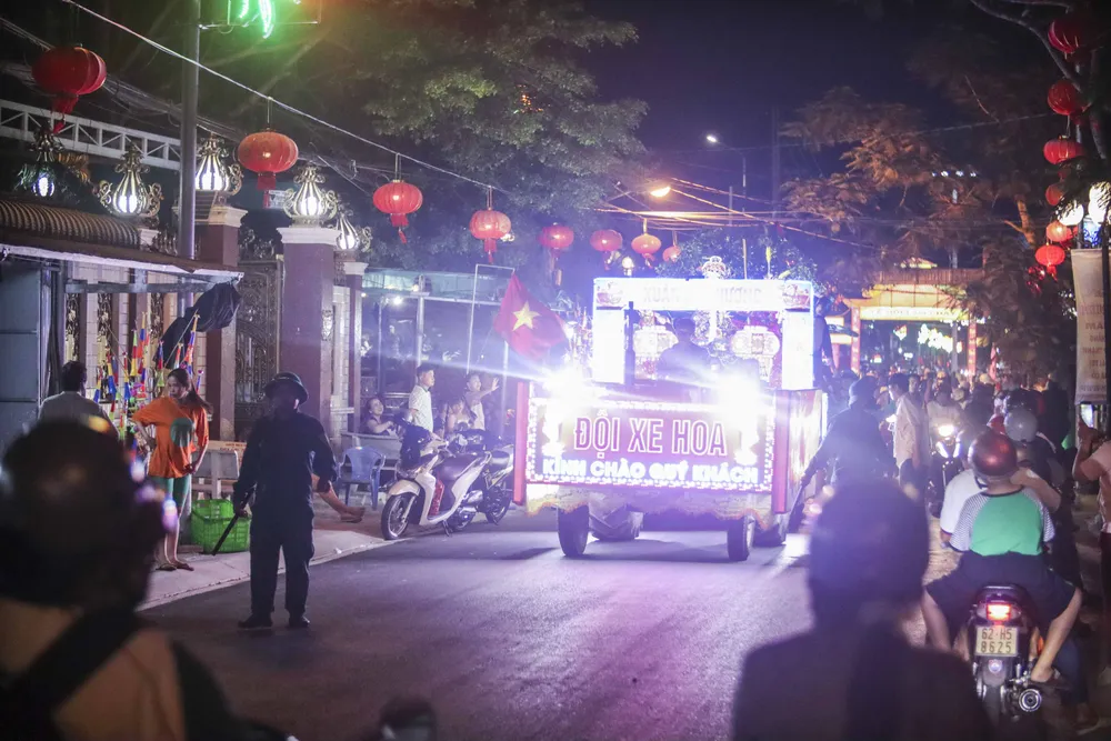 Đoàn xe hoa khuấy động đường phố trong đêm Lễ hội Làm Chay tại thị trấn Tầm Vu. Lễ Hội Làm Chay_3.JPG