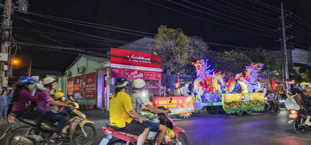 Đội xe hoa diễu hành trên đường phố thị trấn Tầm Vu. Ảnh: HD Lễ Hội Làm Chay_6.JPG