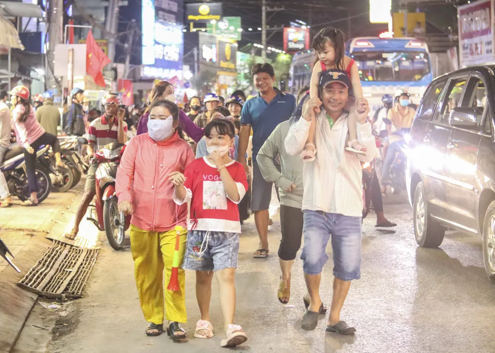 Chị Nguyễn Thị Tuyết Nga (41 tuổi, TP Tân An, Long An) cho biết : "Tôi sinh sống làm việc ở TP.HCM nhưng đến Lễ Hội Làm Chay tôi sẽ tranh thủ về quê để đến với lễ hội này. Lâu lắm rồi, người dân Tầm Vu cũng như người dân Long An mới đi lễ hội lớn hấp dẫn và ấn tượng như vậy. Đội xe hoa trang trí rất đẹp, hấp dẫn, không khí cũng thật vui tươi, sôi động". Lễ Hội Làm Chay_7.JPG